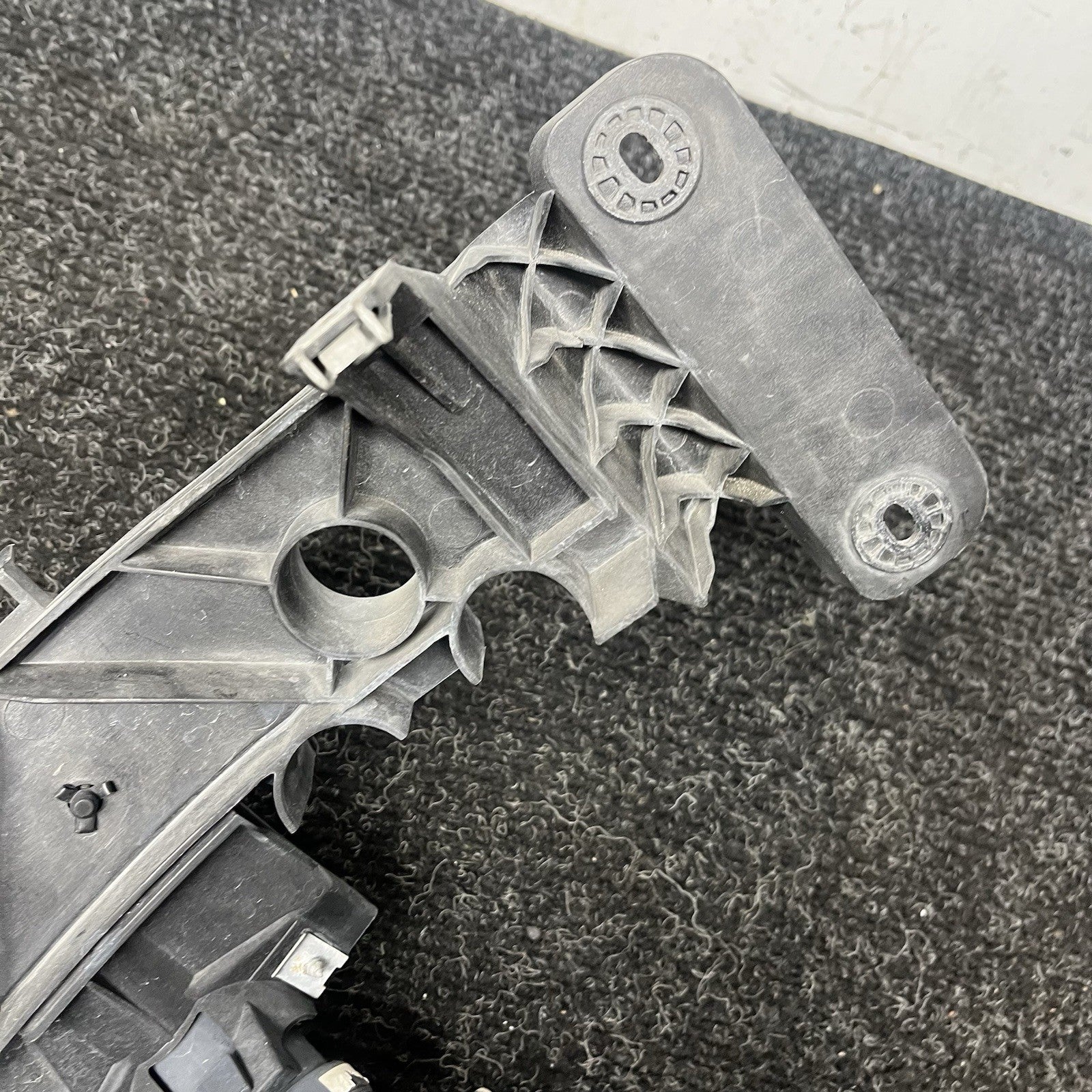 ☑️ 08-13 BMW E82 E88 135 Left Driver Side Headlight Arm Bracket Mount