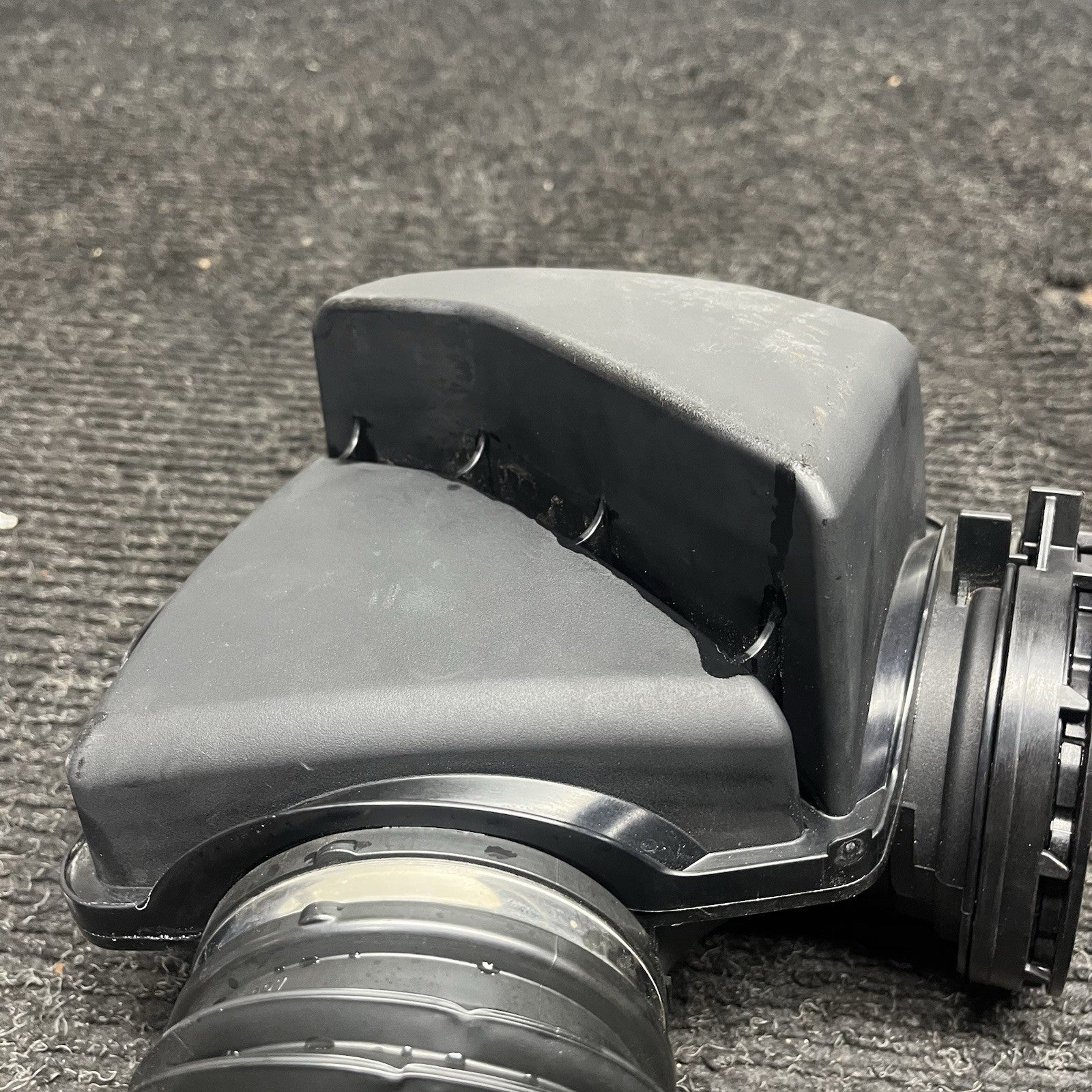 ☑️2016-2018 BMW F30 330I B48 2.0L FRONT ENGINE AIR INTAKE RESONATOR OEM 70604496