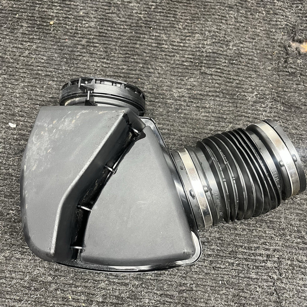 ☑️2016-2018 BMW F30 330I B48 2.0L FRONT ENGINE AIR INTAKE RESONATOR OEM 70604496