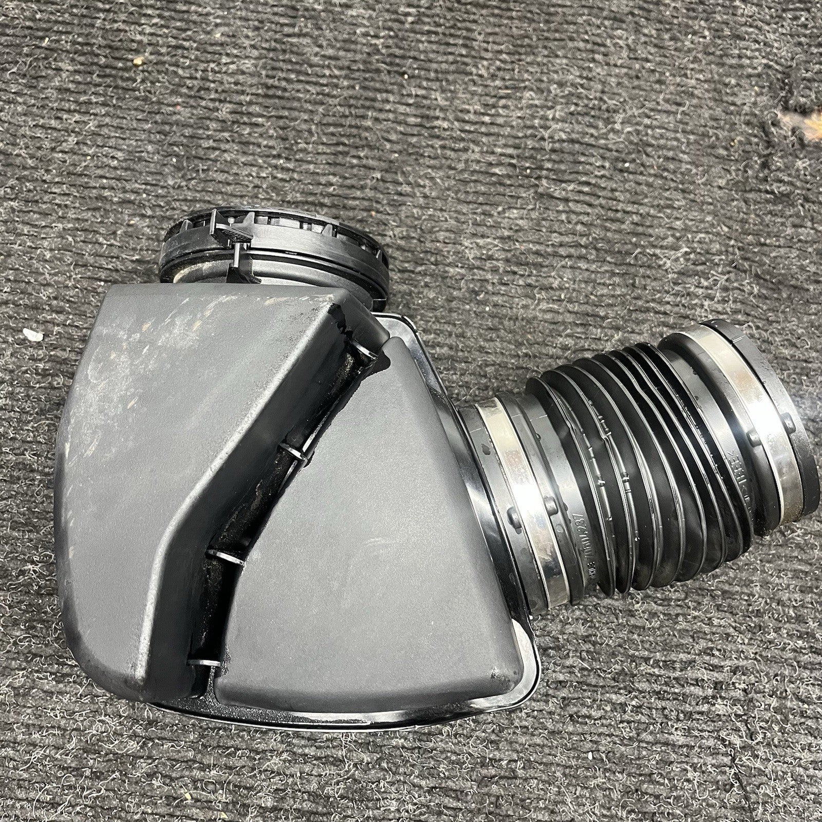 ☑️2016-2018 BMW F30 330I B48 2.0L FRONT ENGINE AIR INTAKE RESONATOR OEM 70604496