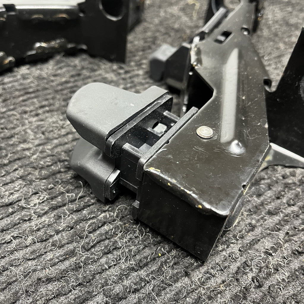 ☑️ 07-13 BMW E93 328i 335i M3 Right Side Convertible Hardtop Bracket Latch OEM