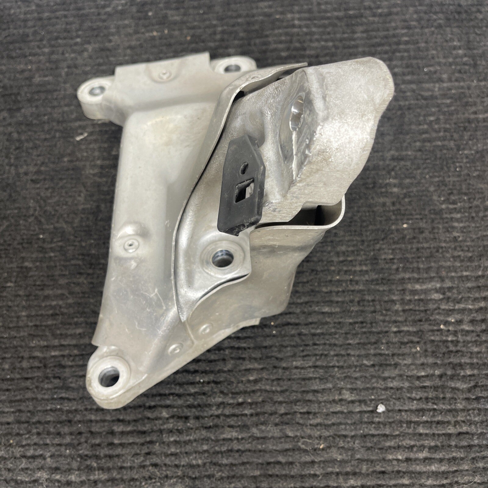 07-11 BMW E82 E88 E90 E92 135I 335I N54 Z4 RIGHT PASSENGER ENGINE MOUNT BRACKET