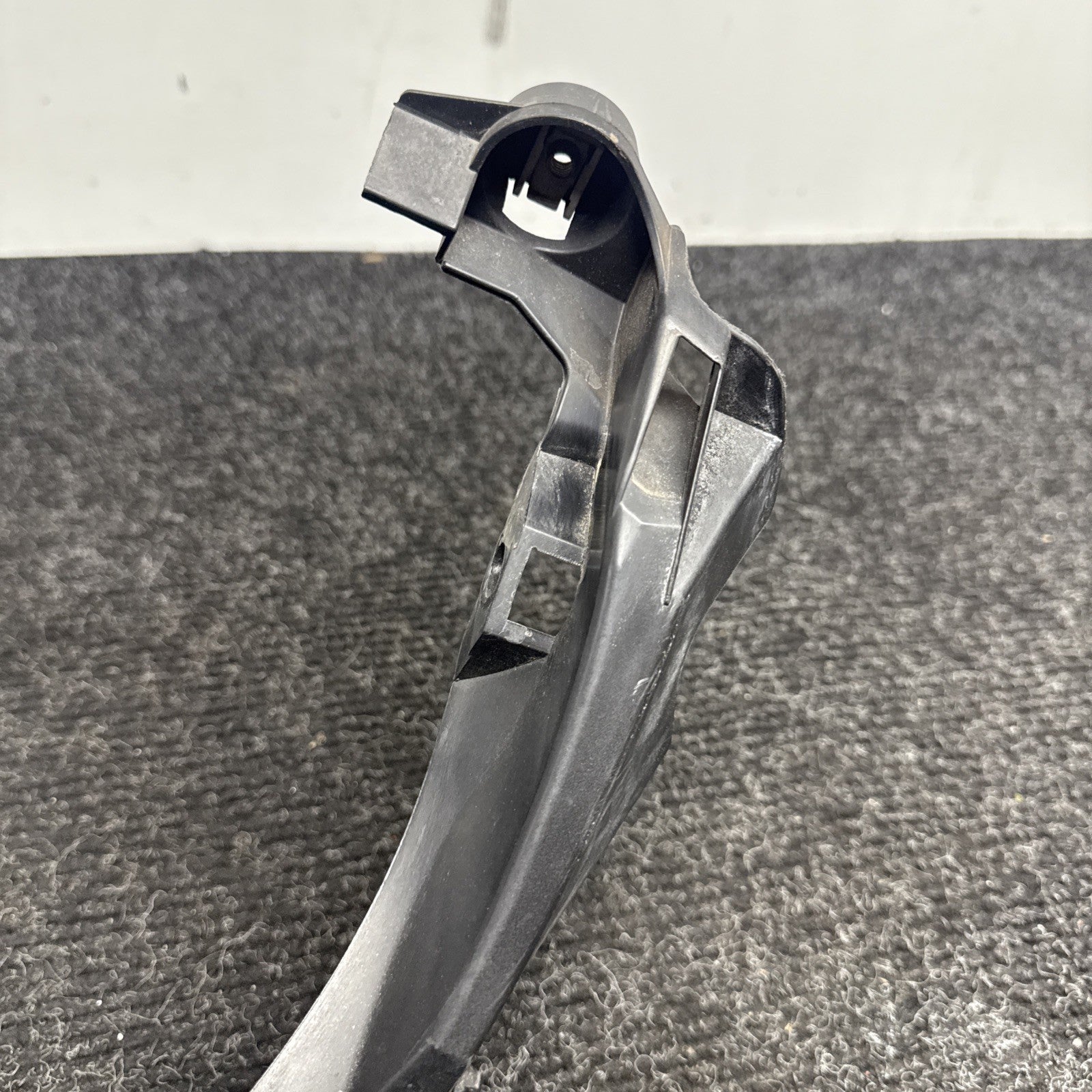 ☑️ 09-11 BMW E90 E91 LCI Front Left Driver Headlight Arm Bracket Mount Plastic