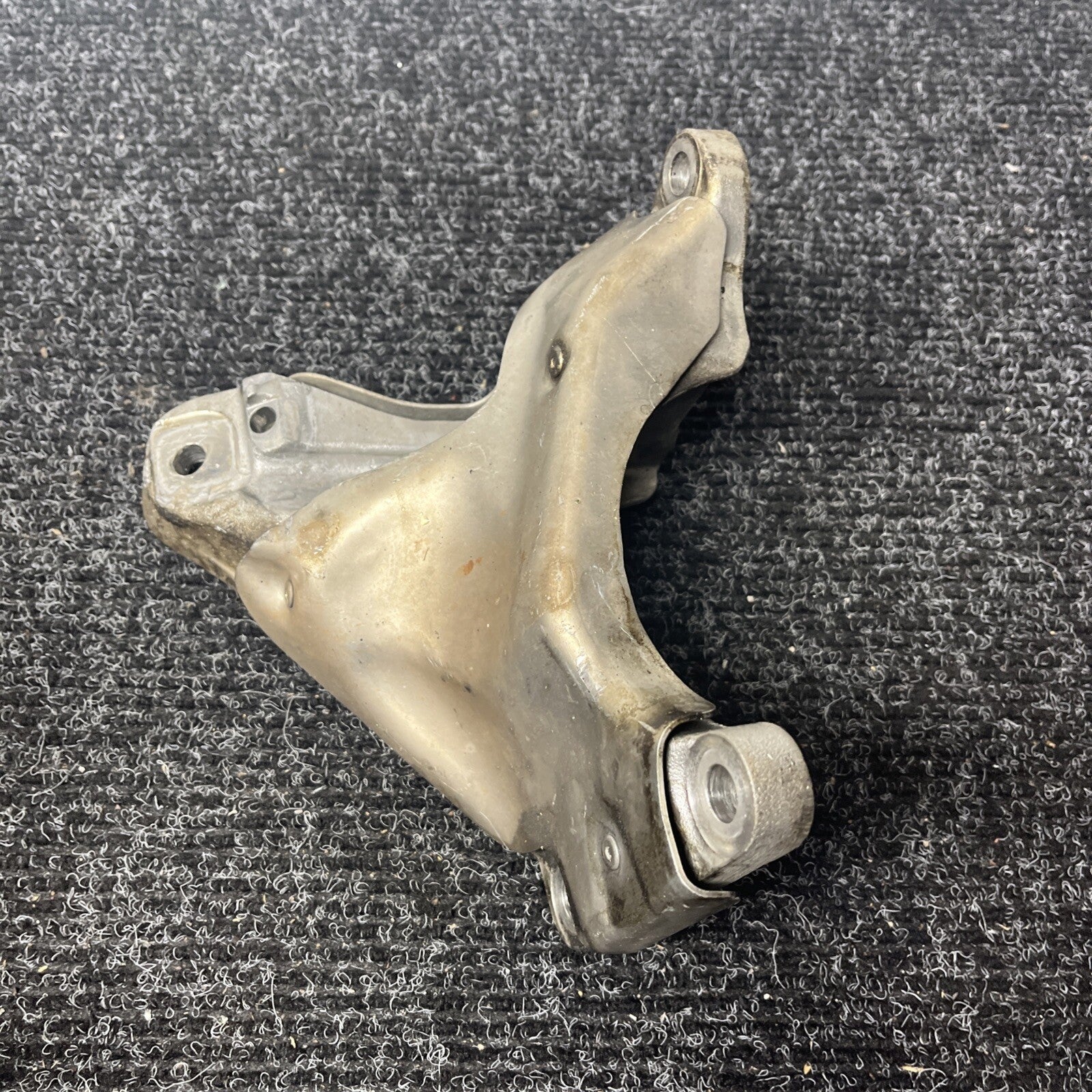 ☑️ 07-11 BMW E82 E88 E90 E92 135i 335i Right Passenger Engine Mount Bracket OEM