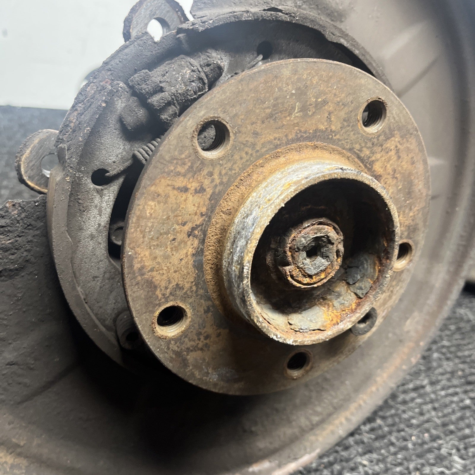 ☑️ 01-06 BMW E46 330i 330 REAR RIGHT TRAILING ARM KNUCKLE WHEEL HUB W/AXLE  OEM