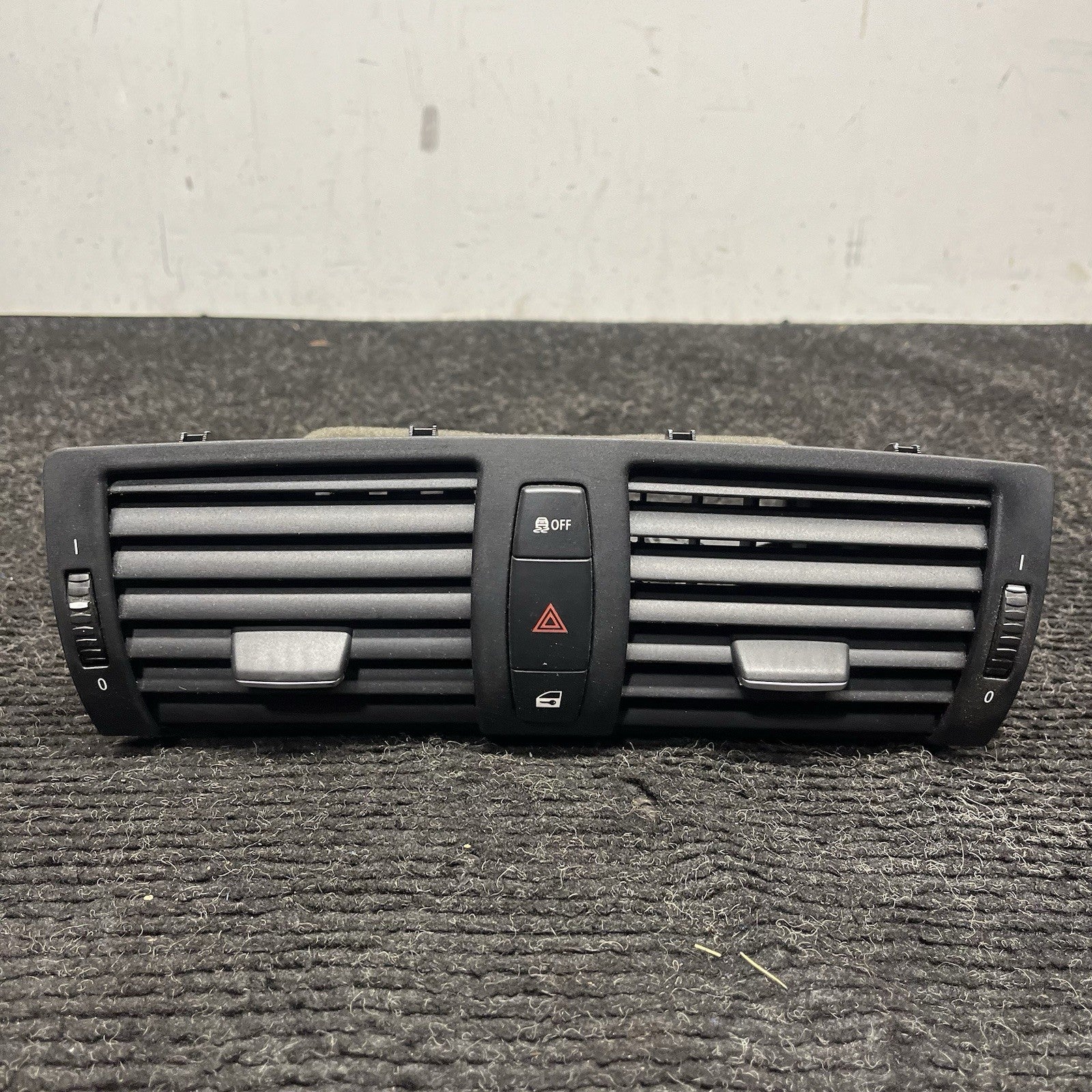 ☑️ 08-13 OEM BMW E82 E88 128 135 Central Dash Dashboard Air Vent Hazard Light