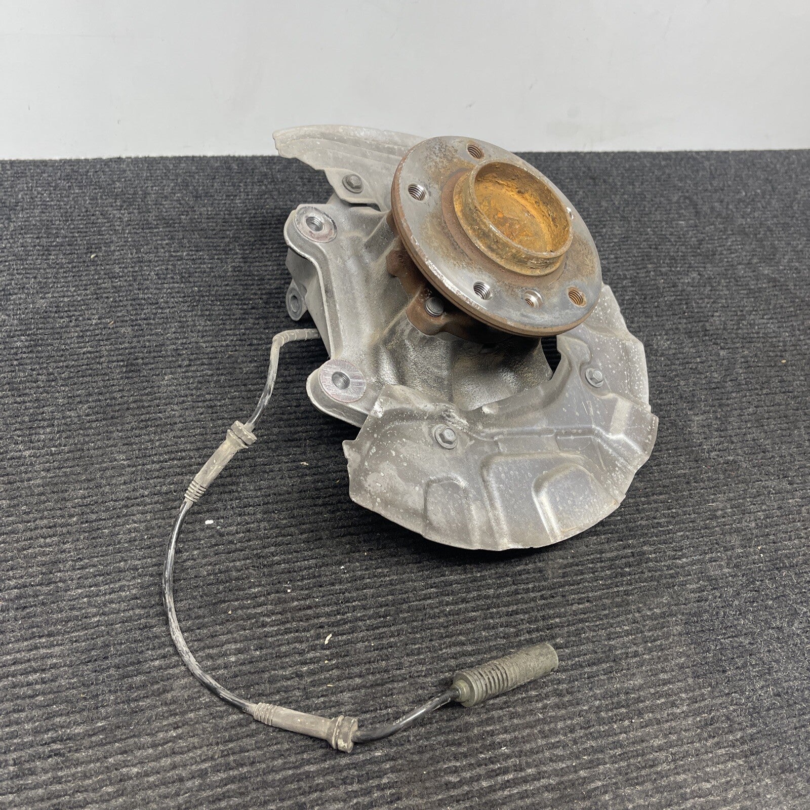2007 - 2013 BMW 335i 328i E92 E90 Coupe Sedan Front Right Knuckle Hub OEM RWD