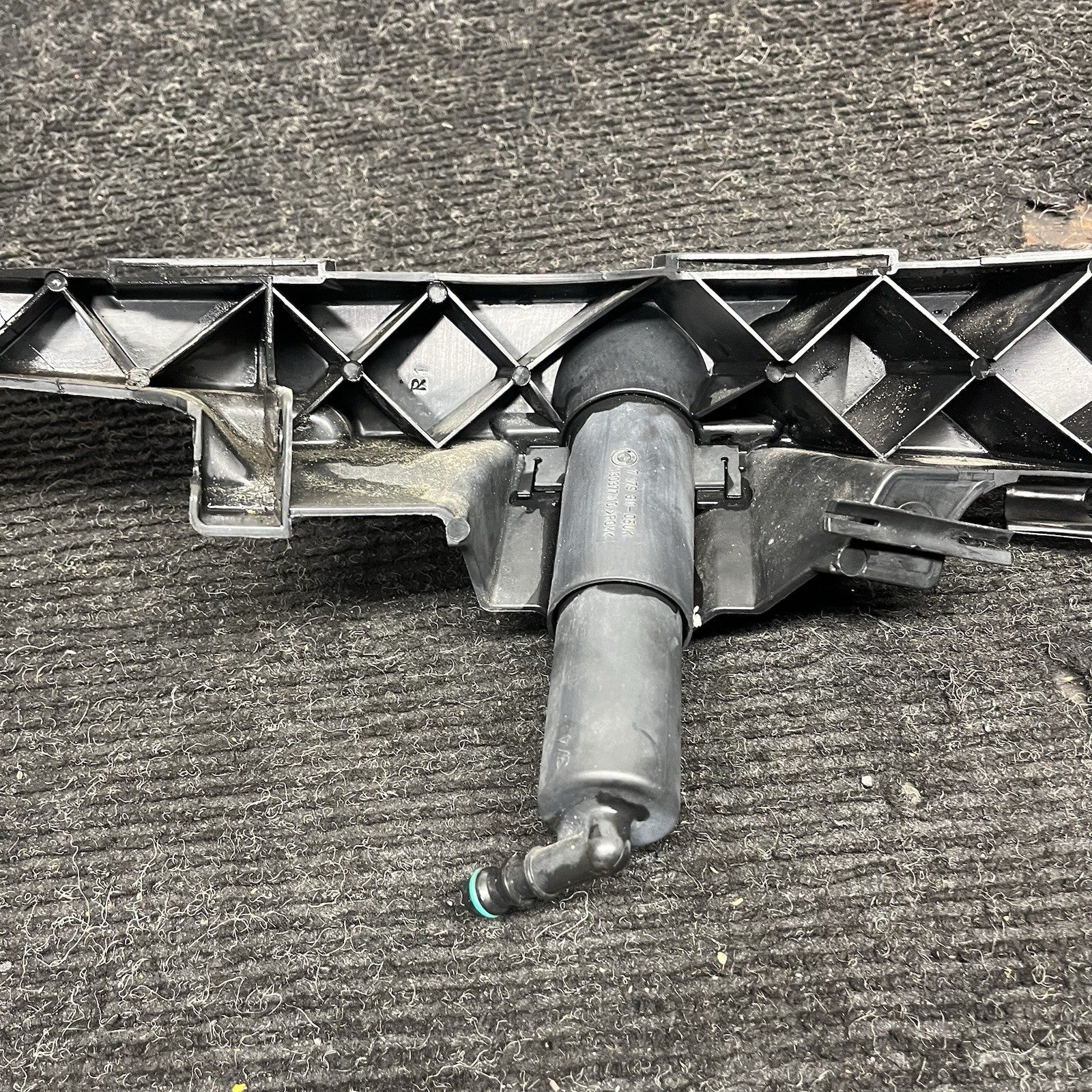 ☑️ 09-11 BMW E90 328i 335d Front Right Headlight Arm Bracket Mount 7138402 OEM