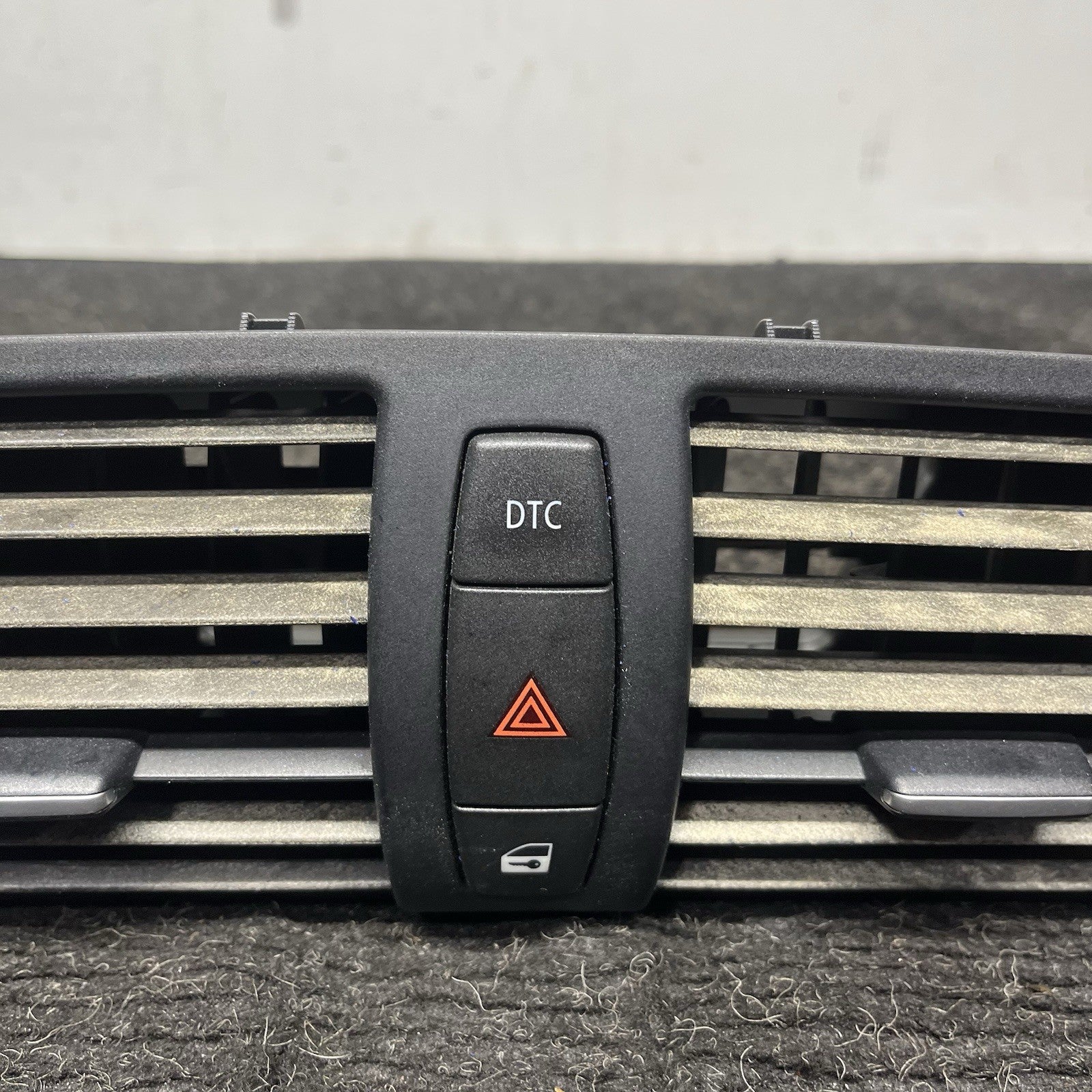 ☑️ 08-13 OEM BMW E82 E88 128 135 Central Dash Dashboard Air Vent Hazard Light