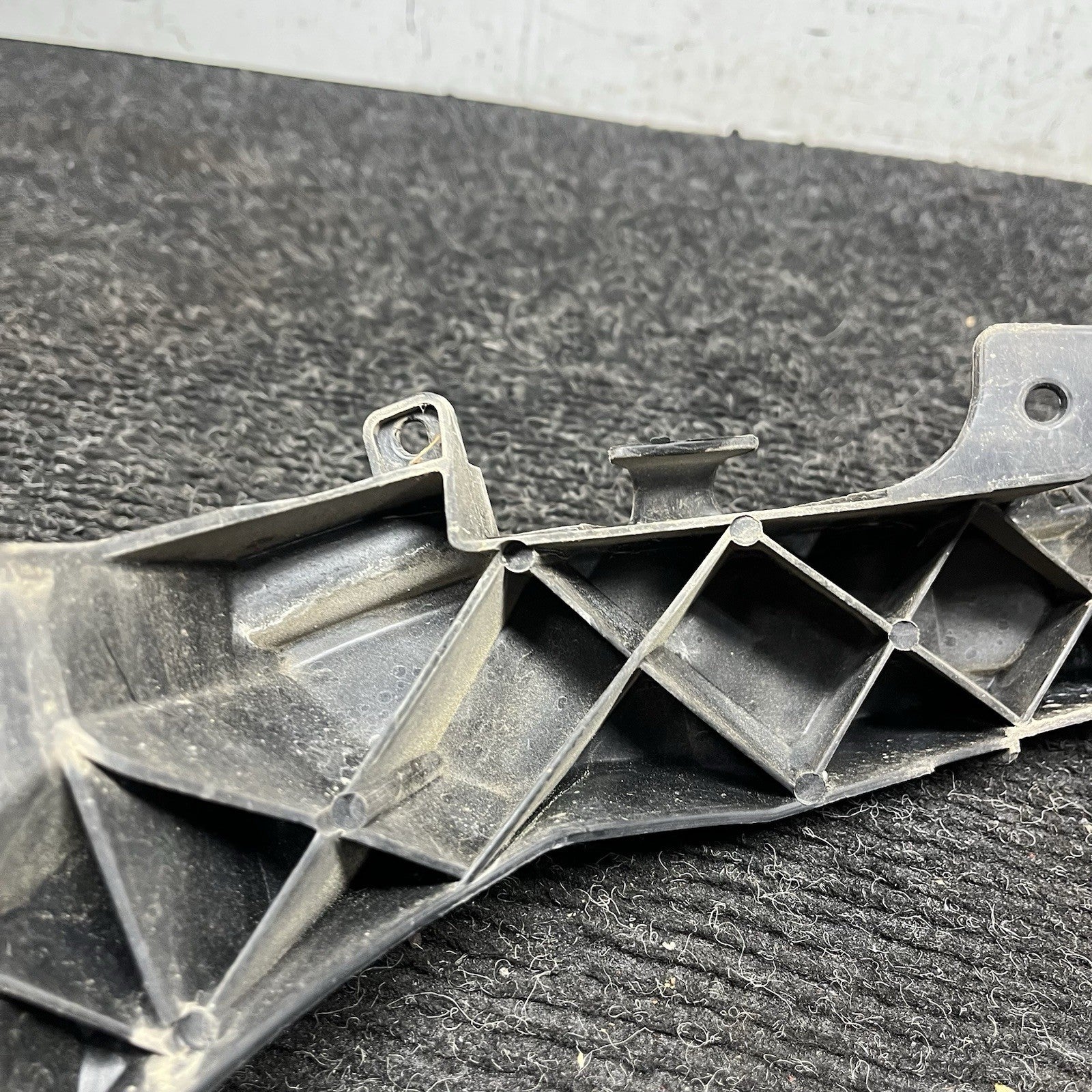 ☑️ 09-11 BMW E90 328i 335d Front Right Headlight Arm Bracket Mount 7138402 OEM