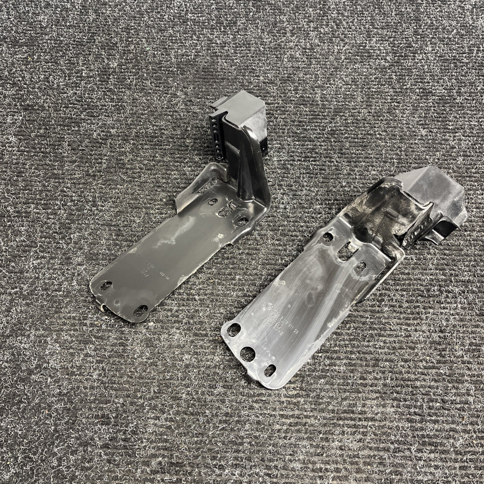 ☑️ BMW E90 E92 E93 RIGHT & LEFT SIDE RADIATOR MOUNT BRACKET SET OEM  7117811 335