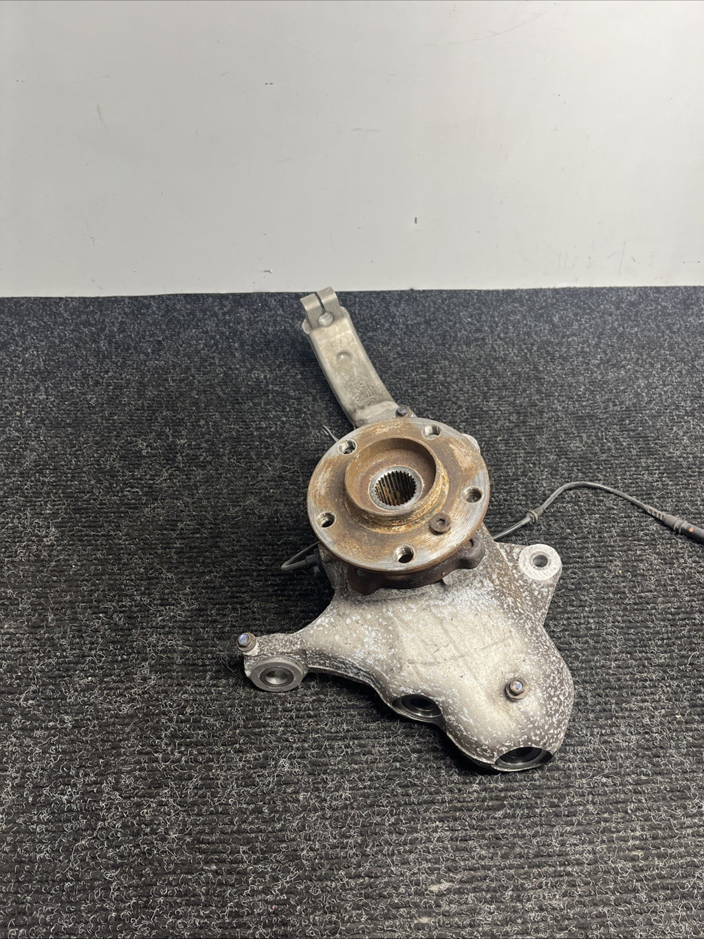 ☑️ 07-13 OEM BMW E70 E71 X5 X6 Front Driver Side Hub Spindle Knuckle Wheel