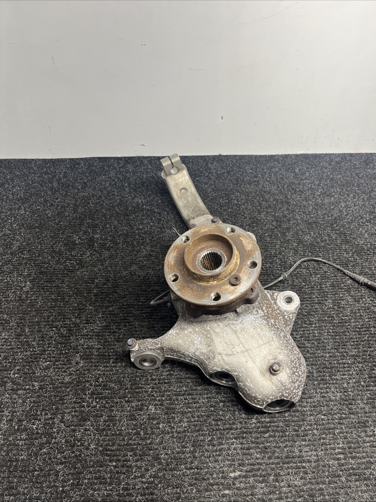 ☑️ 07-13 OEM BMW E70 E71 X5 X6 Front Driver Side Hub Spindle Knuckle Wheel