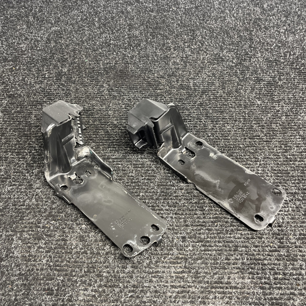 ☑️ BMW E90 E92 E93 RIGHT & LEFT SIDE RADIATOR MOUNT BRACKET SET OEM  7117811 335