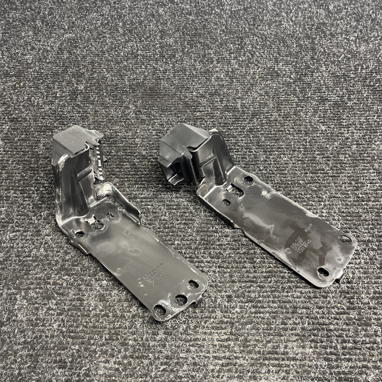 ☑️ BMW E90 E92 E93 RIGHT & LEFT SIDE RADIATOR MOUNT BRACKET SET OEM  7117811 335