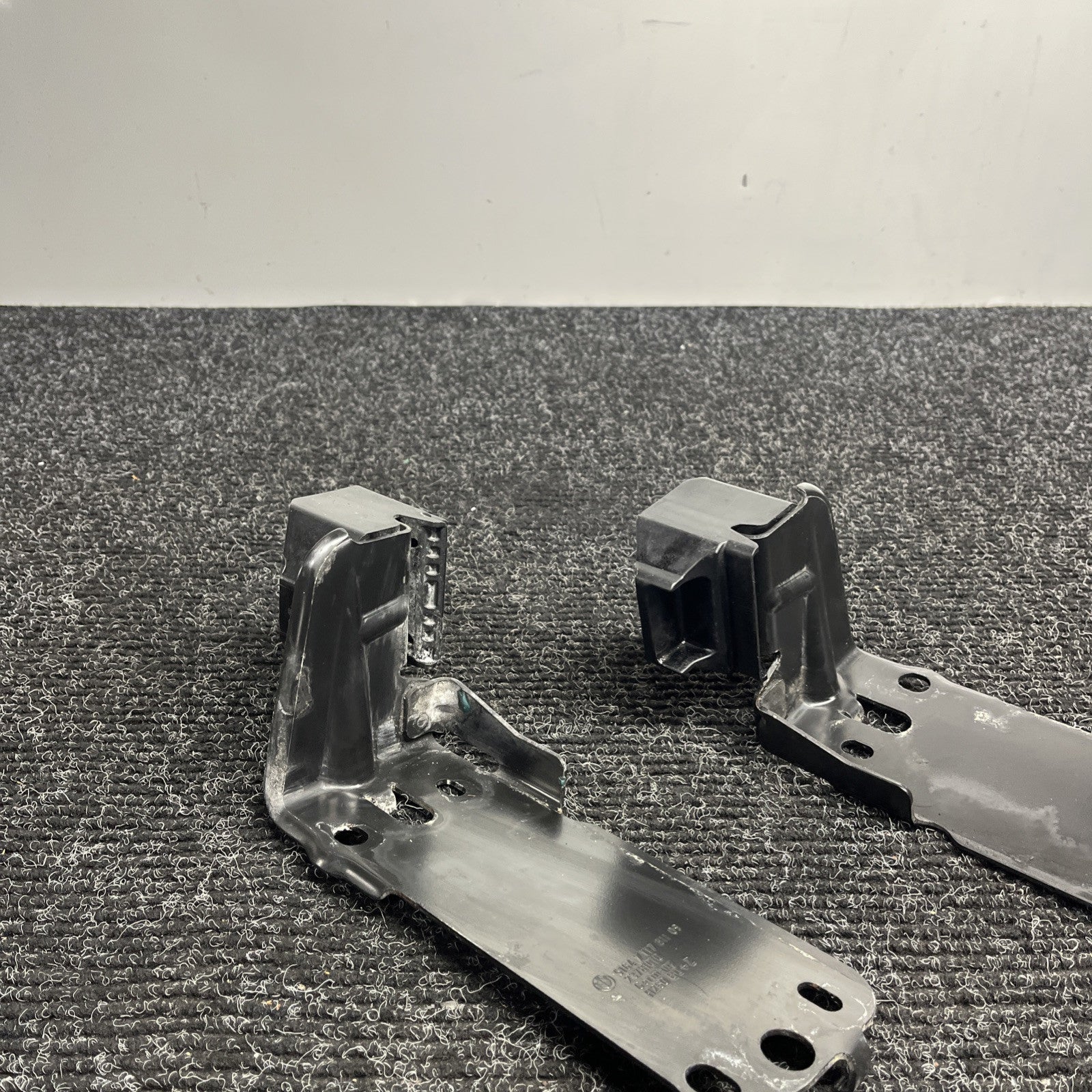 ☑️ BMW E90 E92 E93 RIGHT & LEFT SIDE RADIATOR MOUNT BRACKET SET OEM  7117811 335