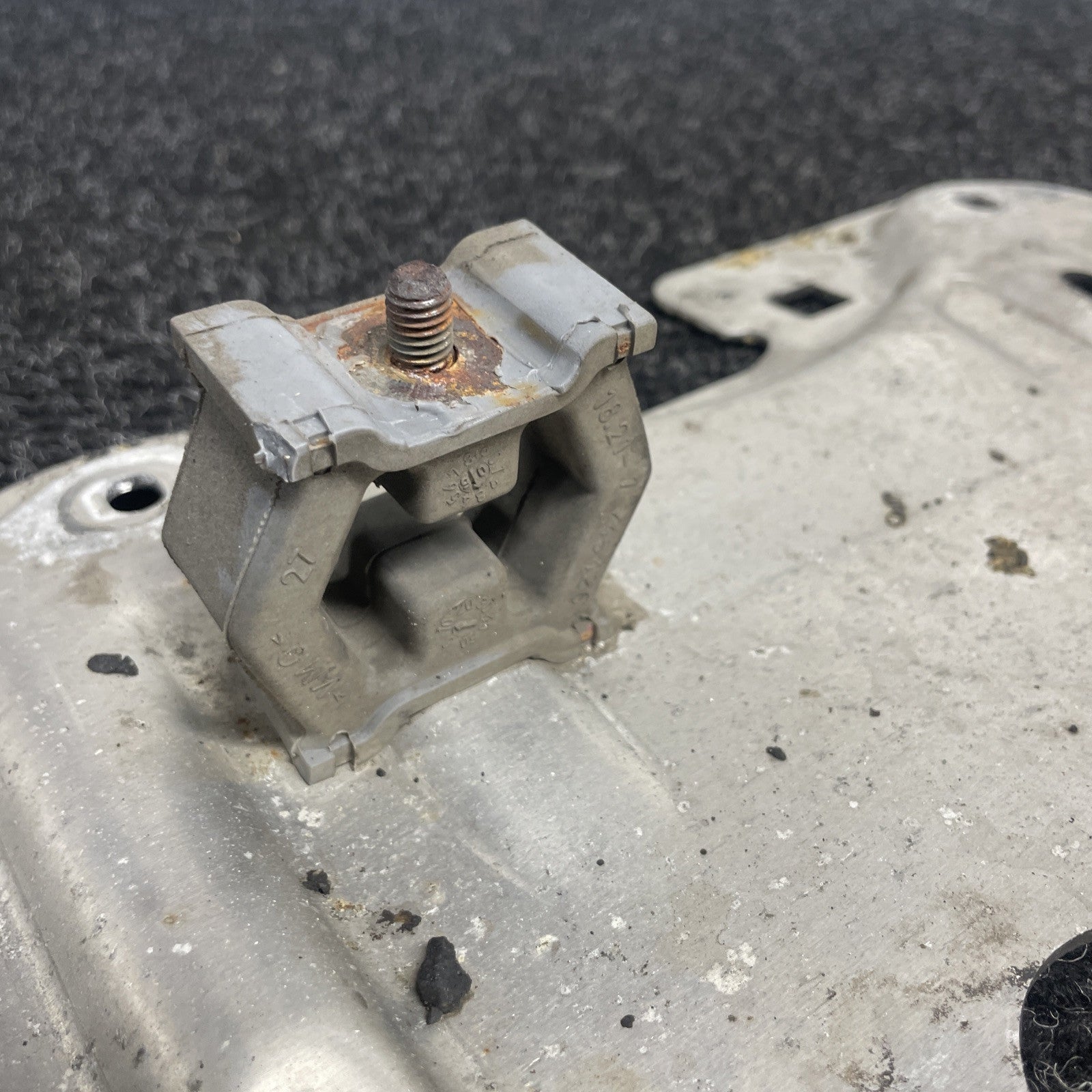 ☑️ 01-06 BMW E46 M3 OEM Rear Section Exhaust Pipe Bracket Rubber Mount