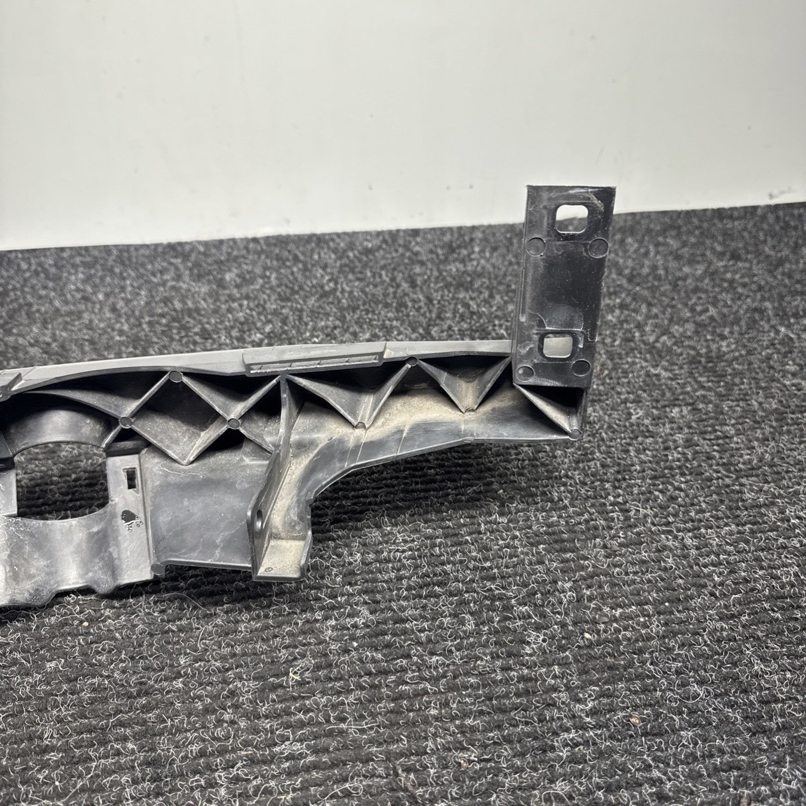 ☑️ 09-11 BMW E90 E91 LCI Front Left Driver Headlight Arm Bracket Mount Plastic