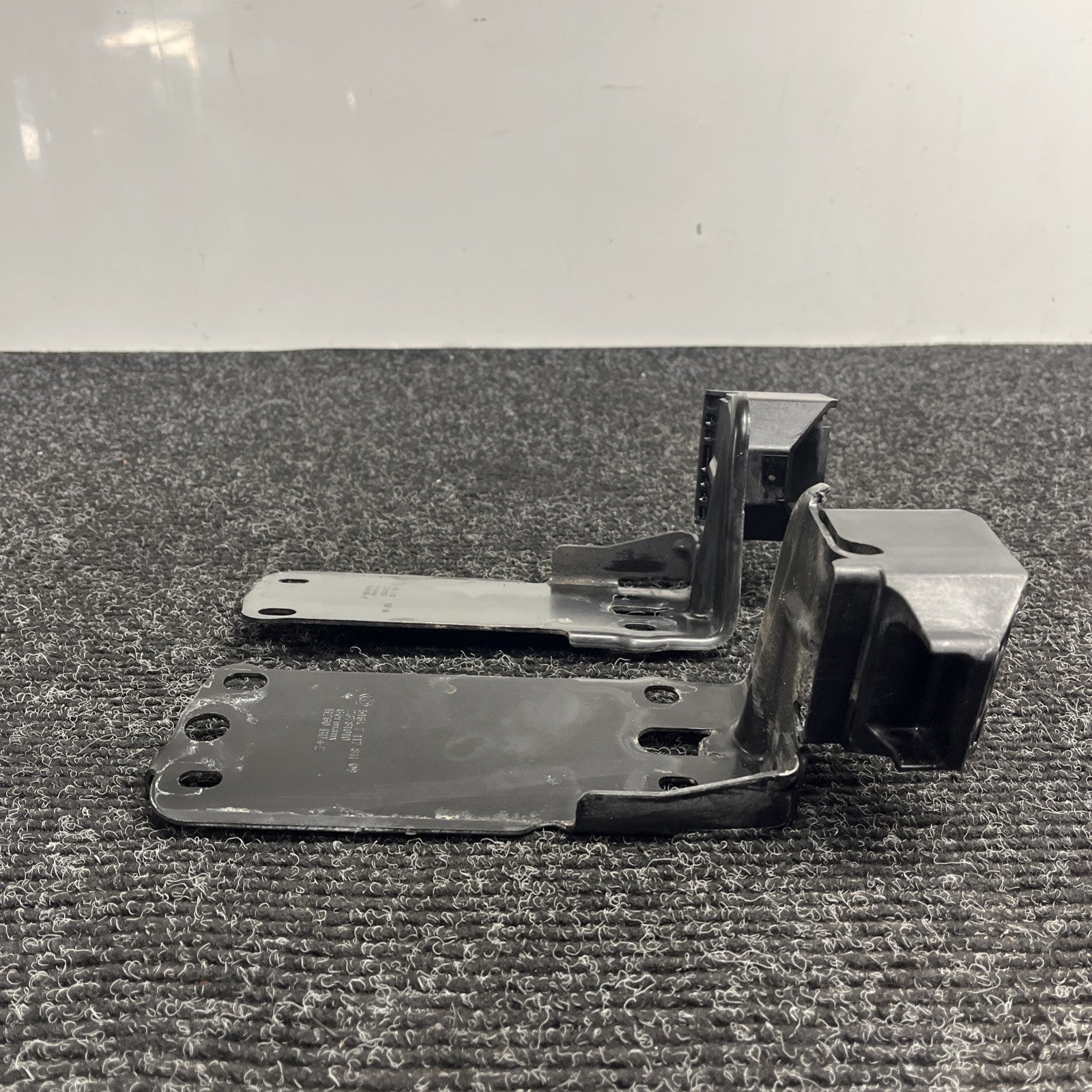 ☑️ BMW E90 E92 E93 RIGHT & LEFT SIDE RADIATOR MOUNT BRACKET SET OEM  7117811 335