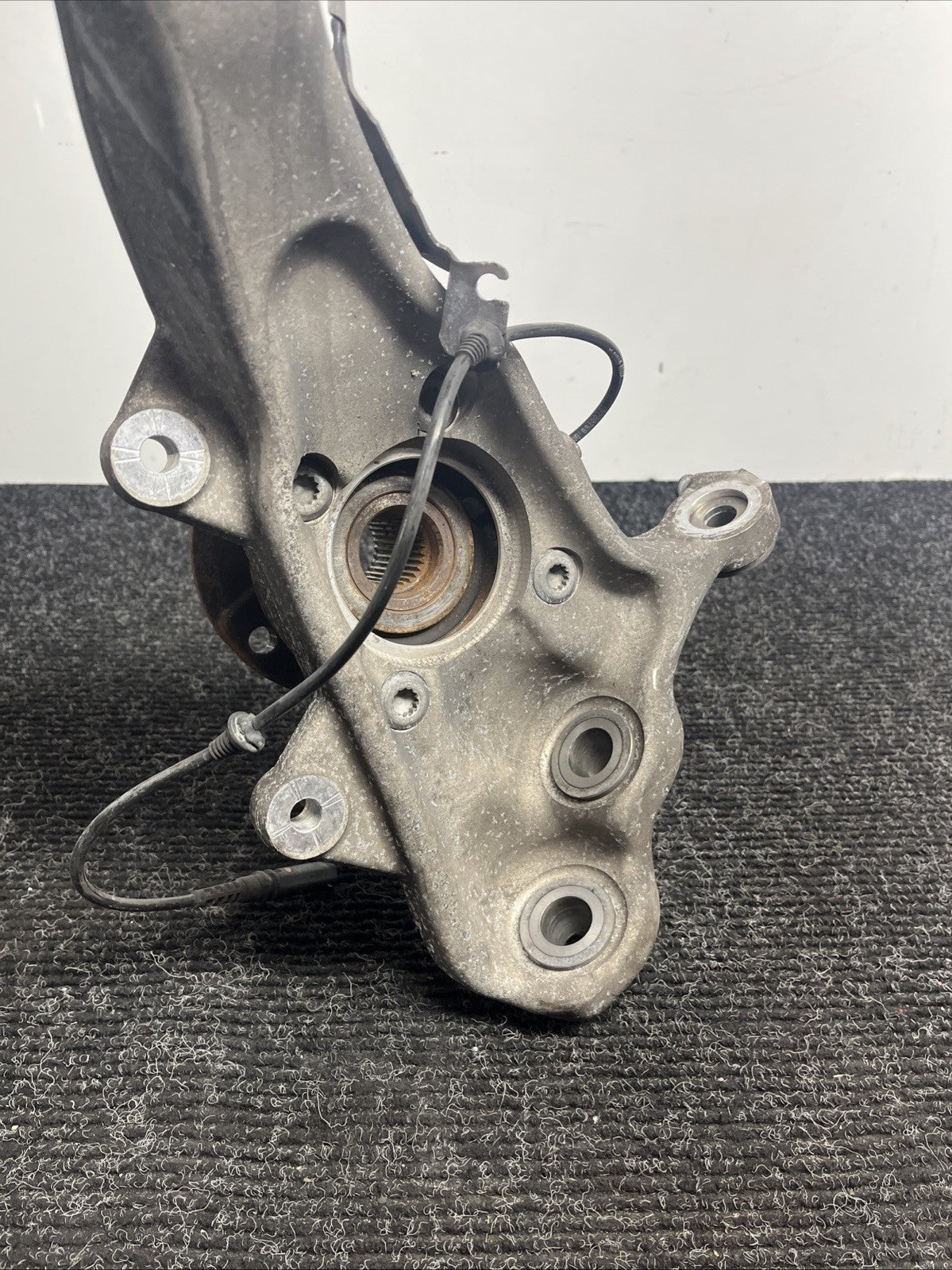 ☑️ 07-13 OEM BMW E70 E71 X5 X6 Front Driver Side Hub Spindle Knuckle Wheel