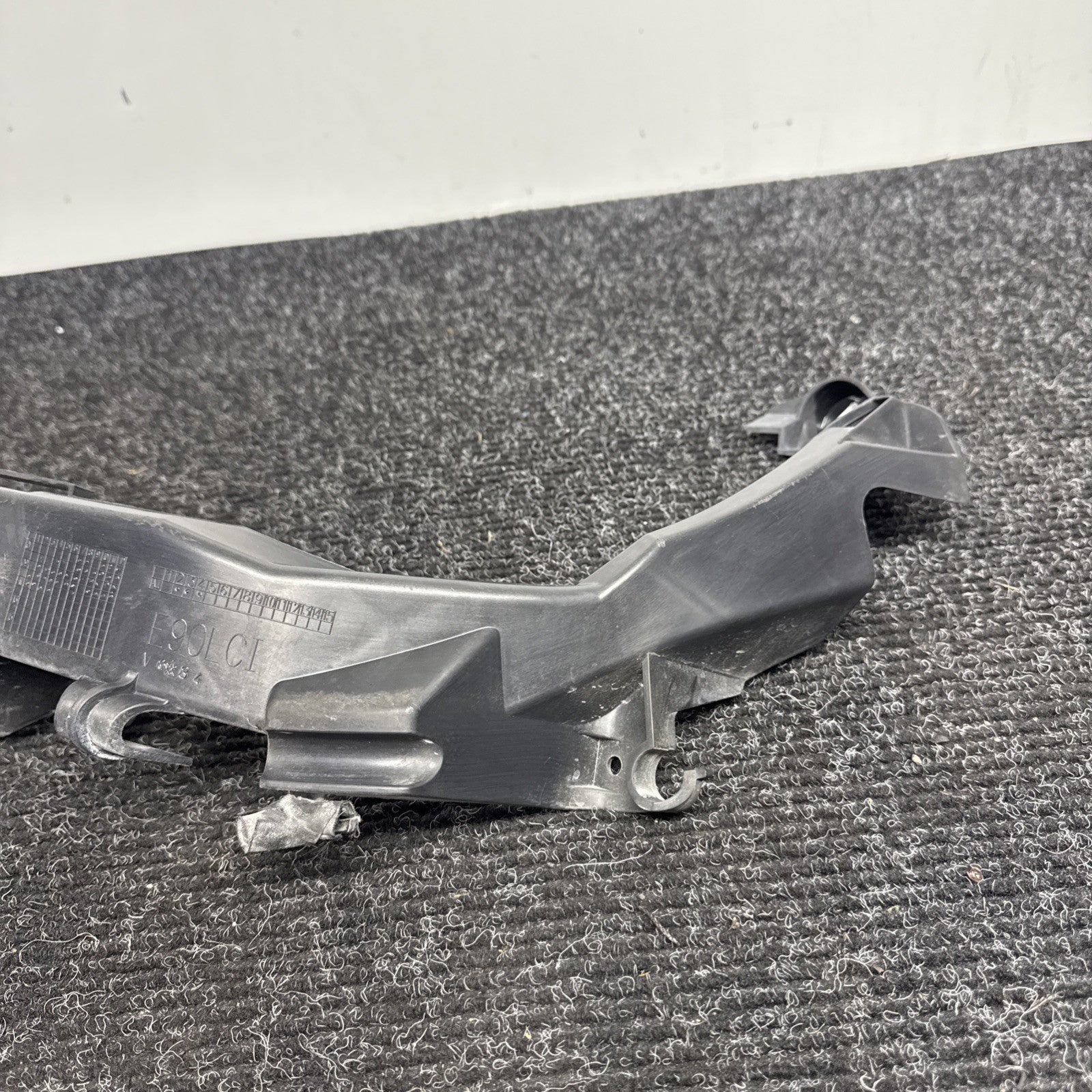 ☑️ 09-11 BMW E90 E91 LCI Front Left Driver Headlight Arm Bracket Mount Plastic