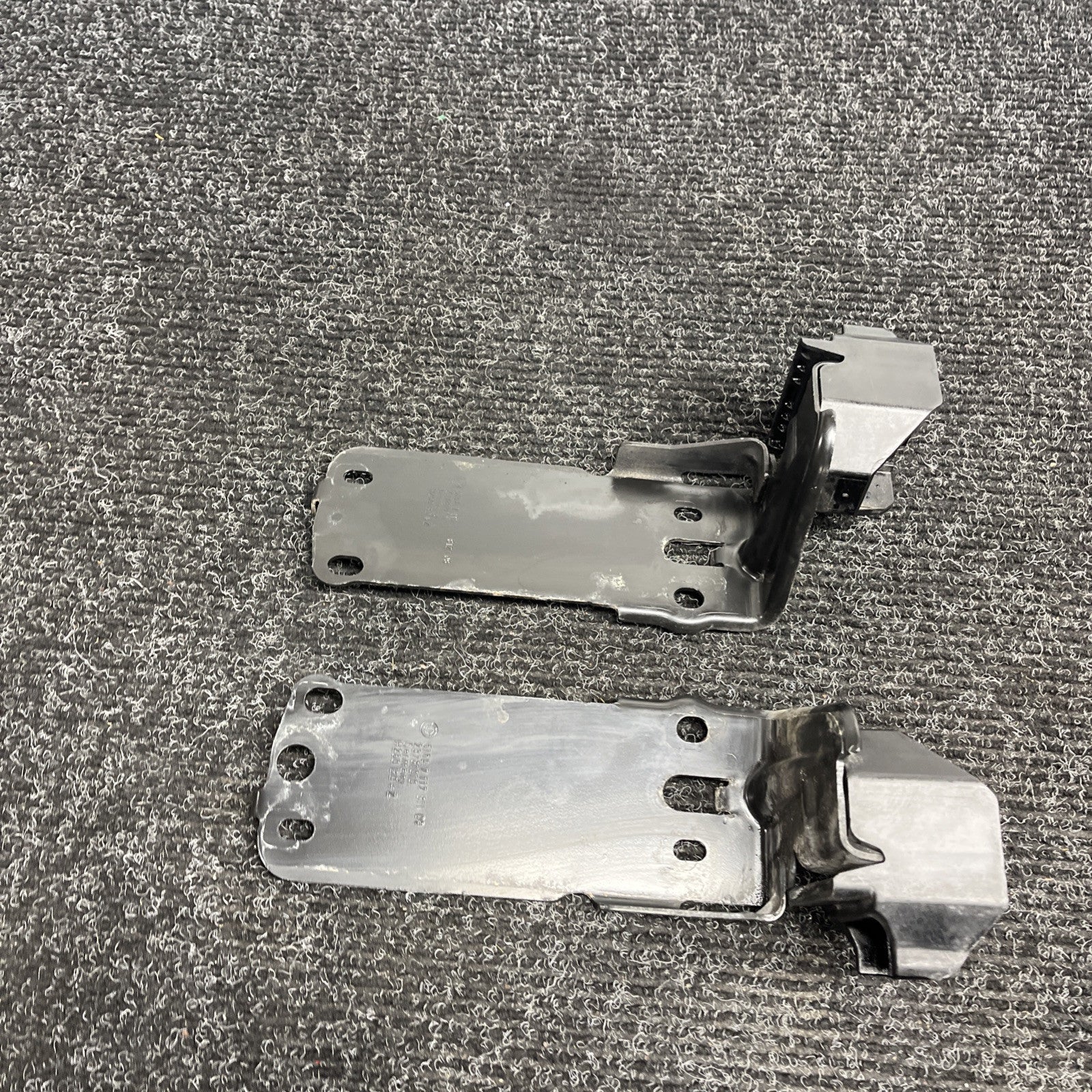 ☑️ BMW E90 E92 E93 RIGHT & LEFT SIDE RADIATOR MOUNT BRACKET SET OEM  7117811 335