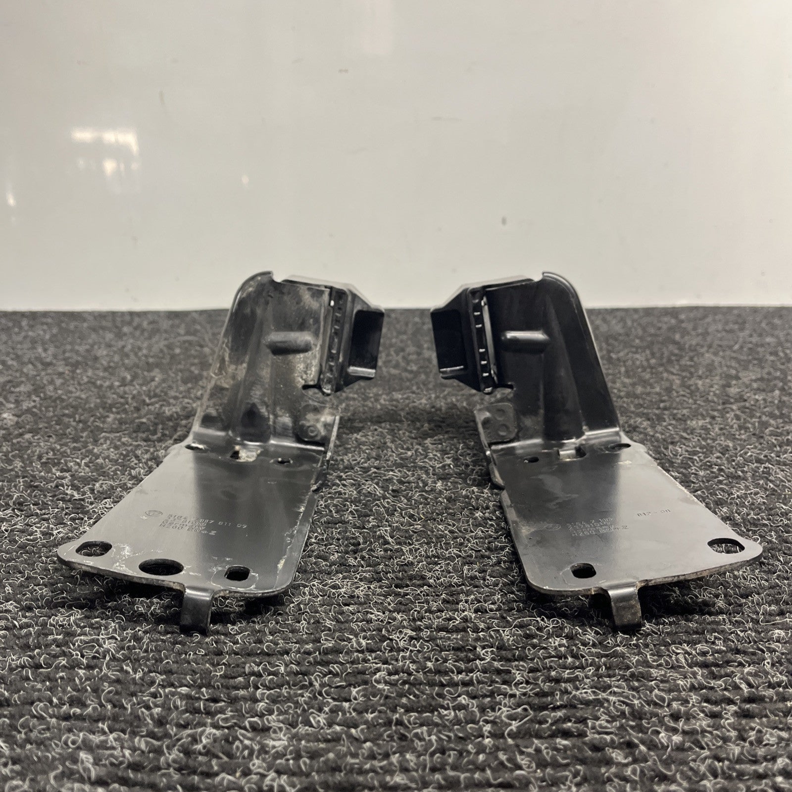☑️ BMW E90 E92 E93 RIGHT & LEFT SIDE RADIATOR MOUNT BRACKET SET OEM  7117811 335