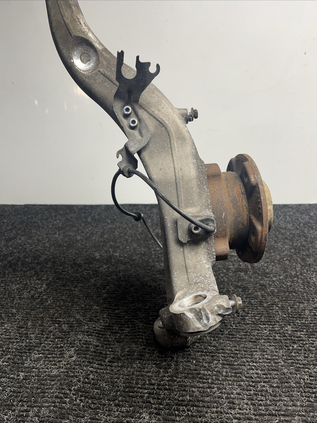 ☑️ 07-13 OEM BMW E70 E71 X5 X6 Front Driver Side Hub Spindle Knuckle Wheel