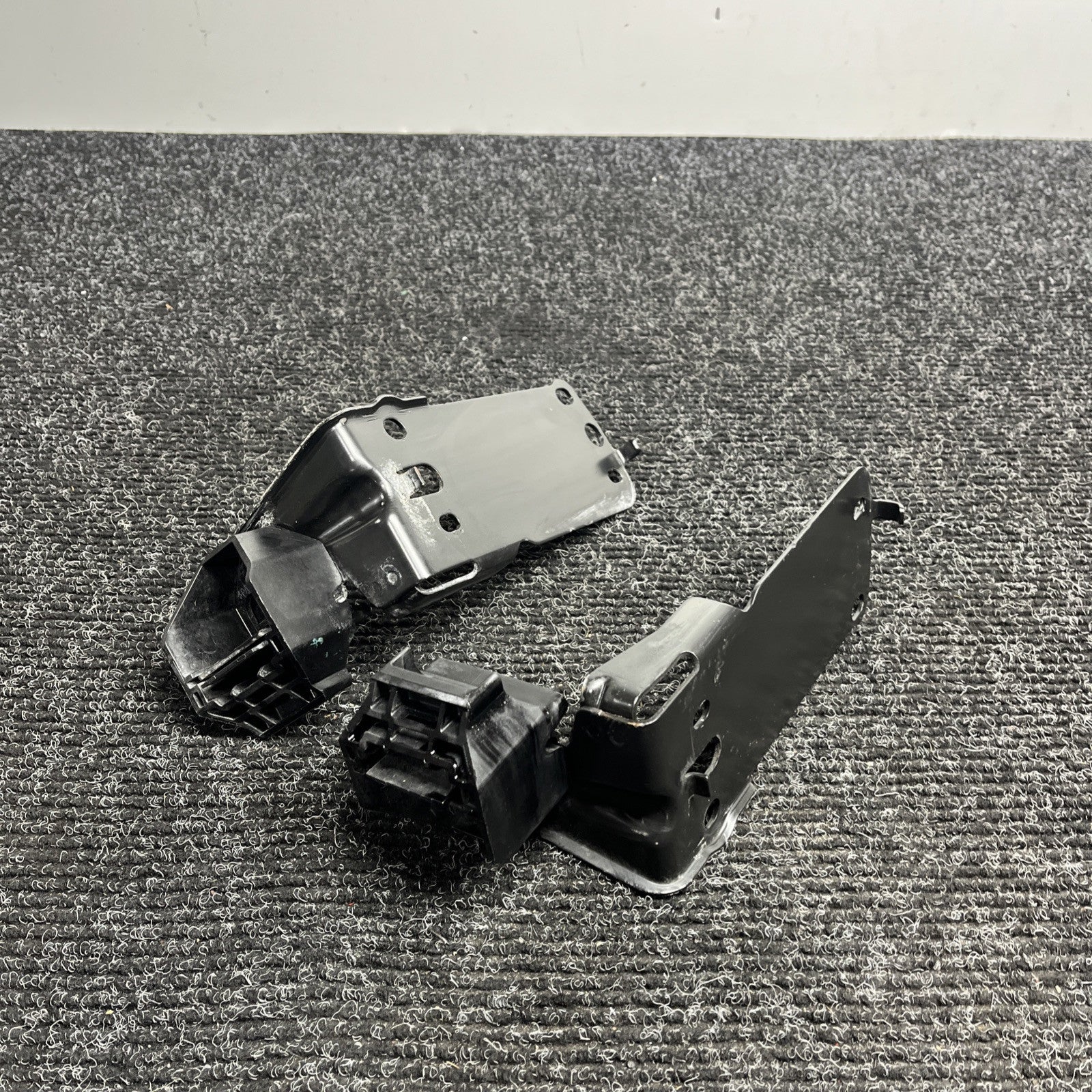☑️ BMW E90 E92 E93 RIGHT & LEFT SIDE RADIATOR MOUNT BRACKET SET OEM  7117811 335