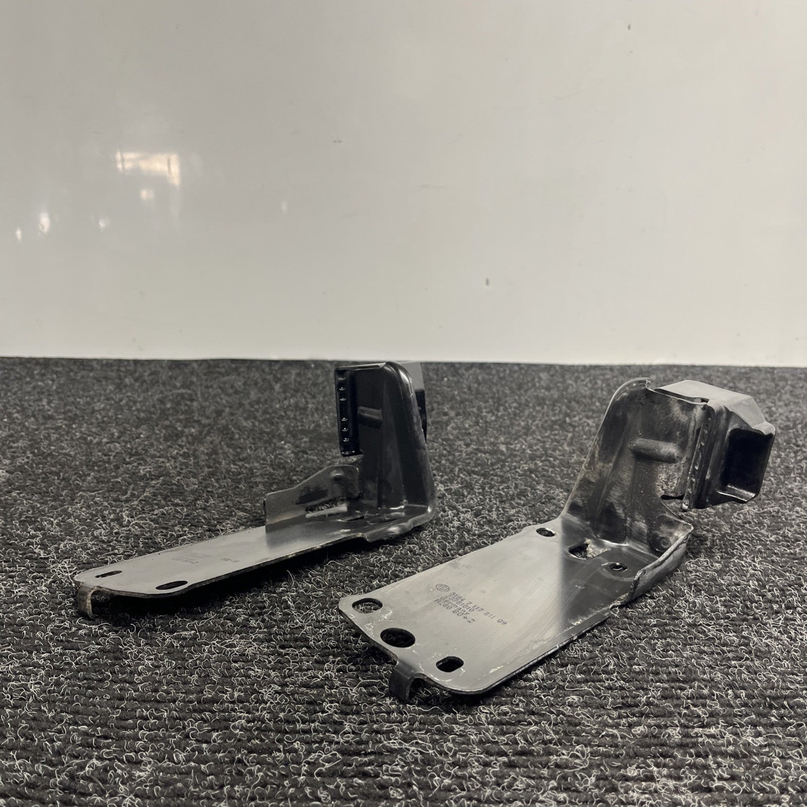 ☑️ BMW E90 E92 E93 RIGHT & LEFT SIDE RADIATOR MOUNT BRACKET SET OEM  7117811 335