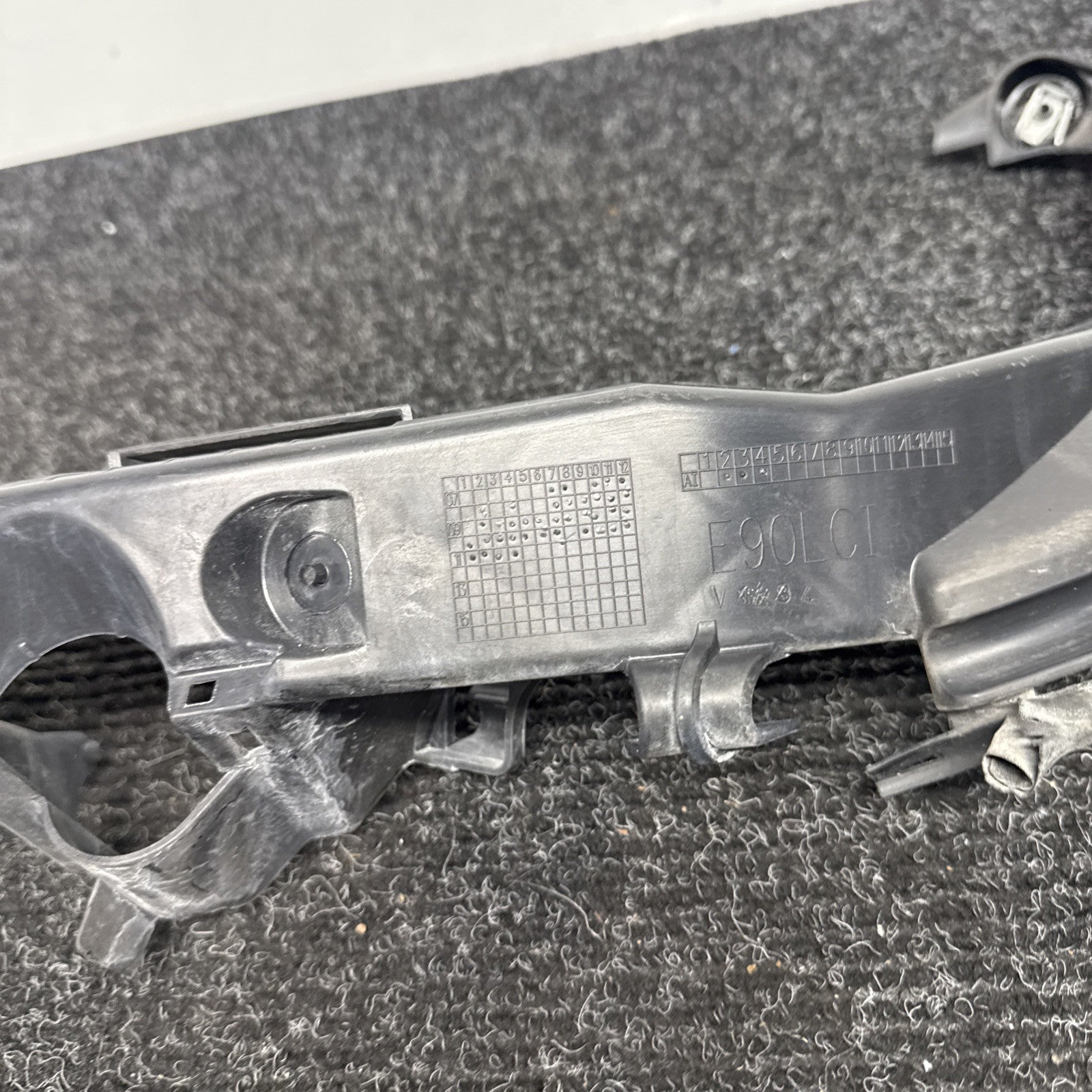 ☑️ 09-11 BMW E90 E91 LCI Front Left Driver Headlight Arm Bracket Mount Plastic