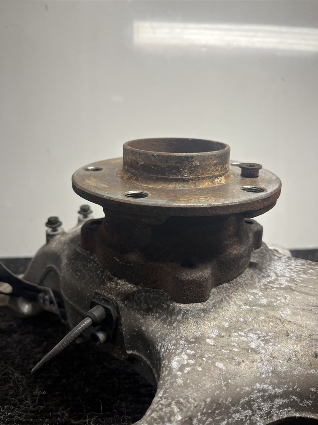 ☑️ 07-13 OEM BMW E70 E71 X5 X6 Front Driver Side Hub Spindle Knuckle Wheel