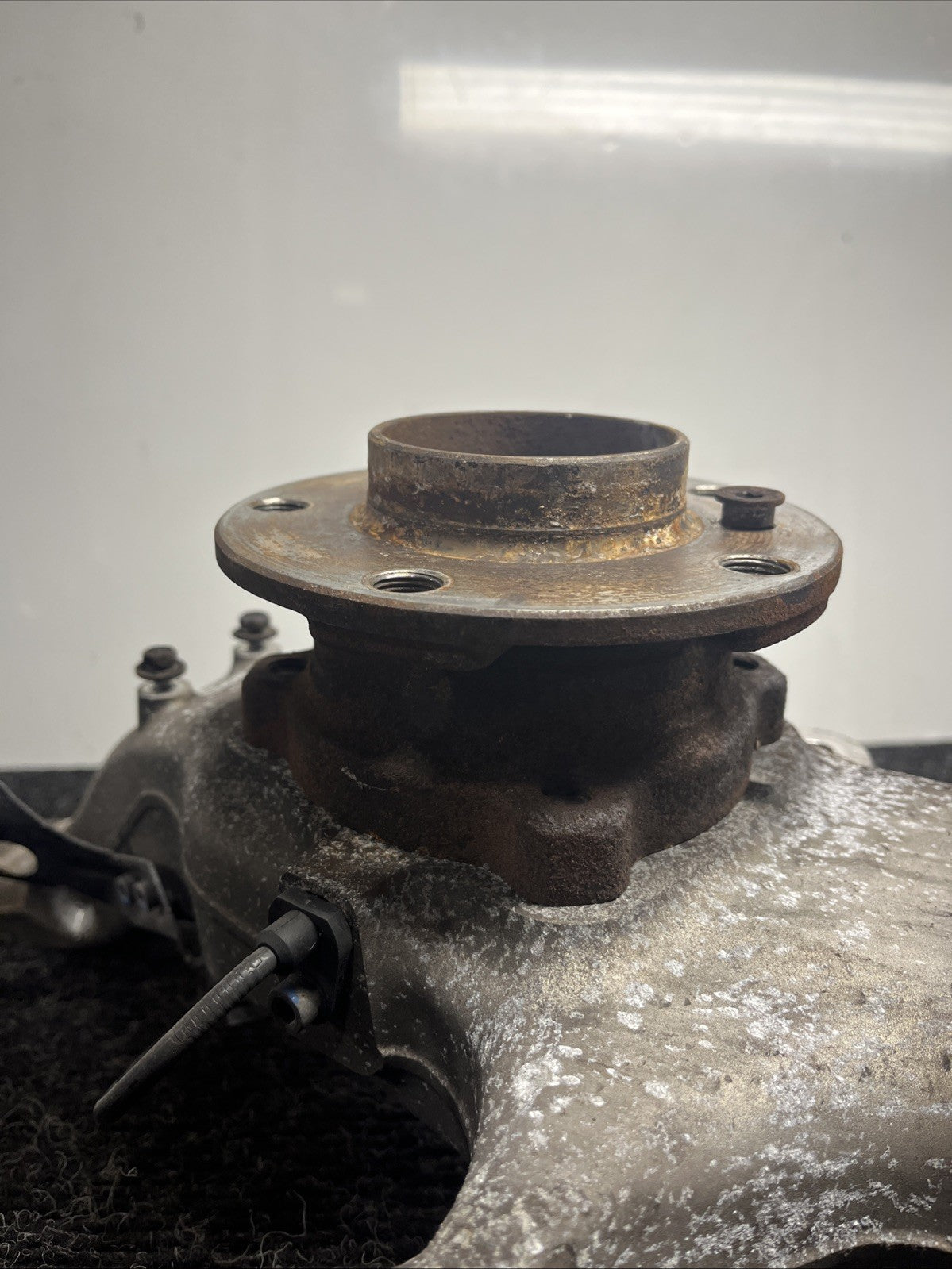 ☑️ 07-13 OEM BMW E70 E71 X5 X6 Front Driver Side Hub Spindle Knuckle Wheel
